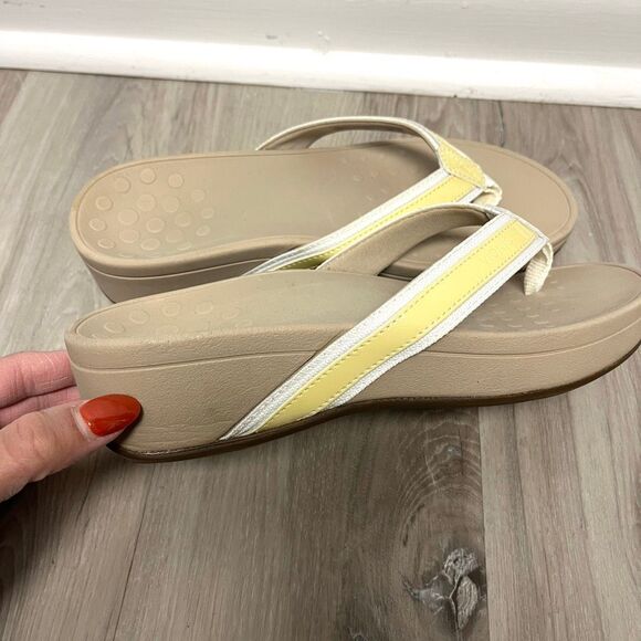 Vionic Sandals Women’s 8 Hightide Beige and Yellow Flip Flop - Picture 3 of 7